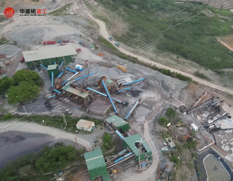 對輥破碎機破碎鐵礦石現場華盛銘重工