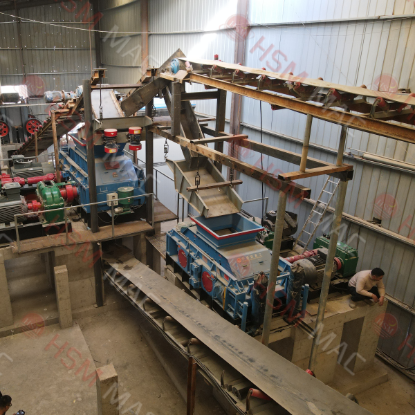 對輥破碎機現場